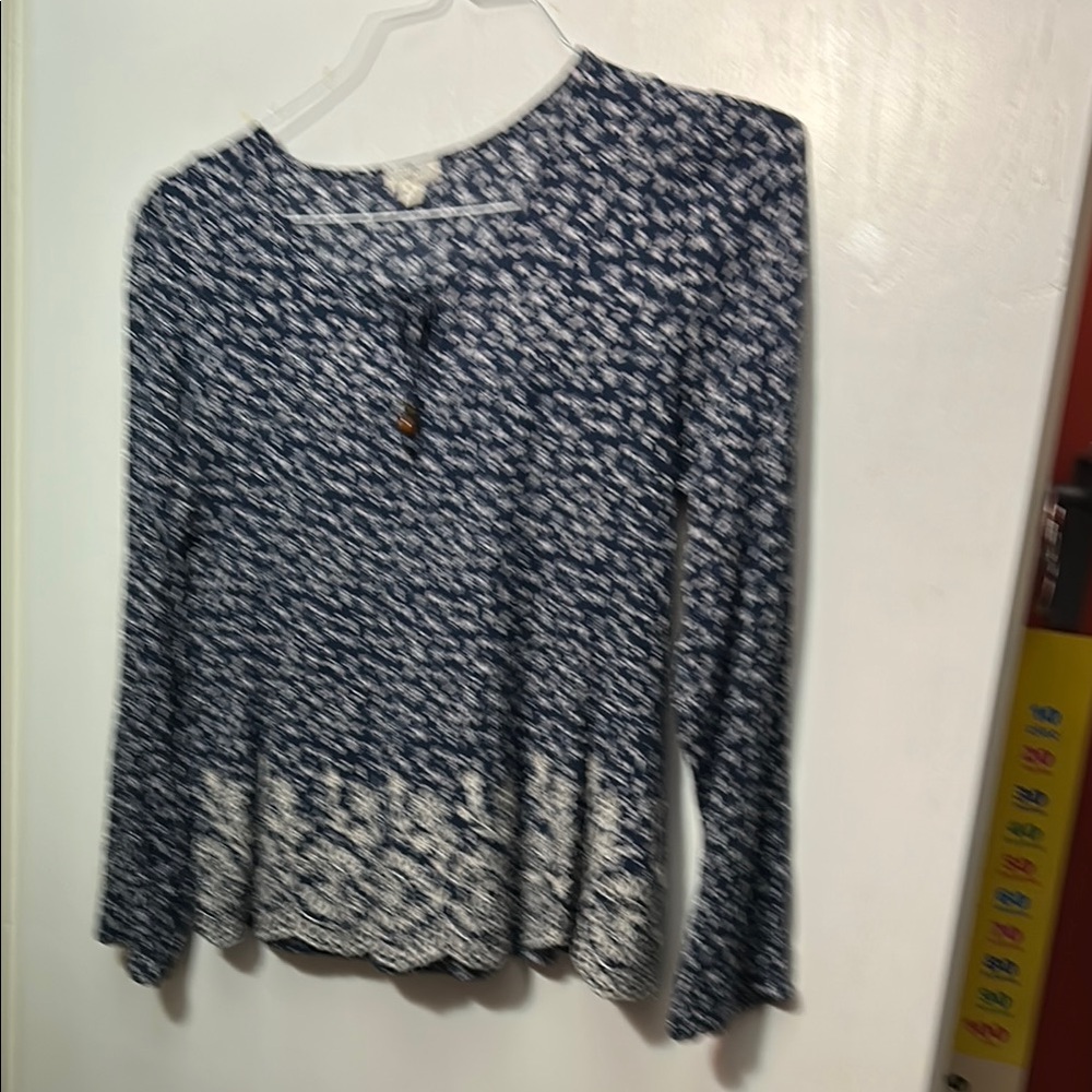 Women's Blue and White Patterned Top